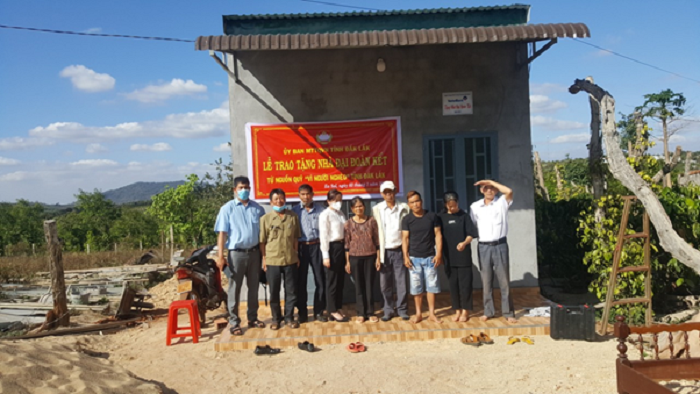 UBMTTQ Việt Nam huyện Ea H’Leo bàn giao nhà Đại đoàn kết cho hộ nghèo ở buôn Hoai, xã Ea Sol.